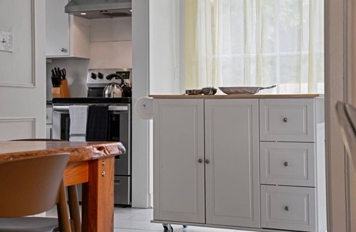 Montgomery House | Near University & Dining- Garden District Dwelling