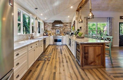 Central Point House | 🌲Nestled in the Mountains 4 bd 3 bath home 🌲