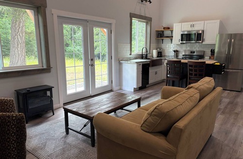 Sagle House | New 1-bedroom house in Garfield Bay perfect for a relaxing getaway
