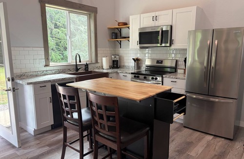 Sagle House | New 1-bedroom house in Garfield Bay perfect for a relaxing getaway