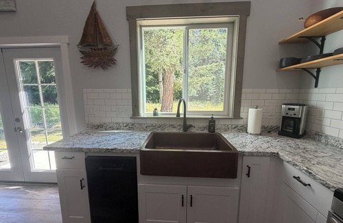 Sagle House | New 1-bedroom house in Garfield Bay perfect for a relaxing getaway