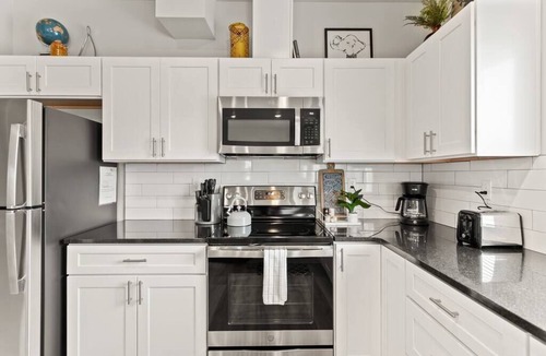 South Perry District Apartment | New 2 Bed 2 Bath Near Perry District and DT!