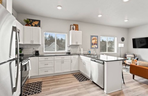 South Perry District Apartment | New 2 Bed 2 Bath Near Perry District and DT!
