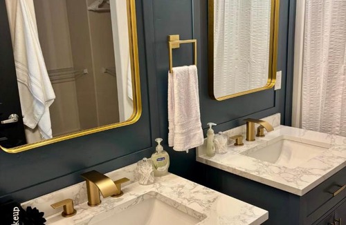 Meridian House | NEW! 3 Private King Suites Walk to The Village