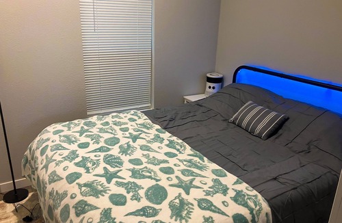 Sandpoint Hotel | New and modern tinyhome with lake views, 10 min drive to Lake Pend Oreille, wifi