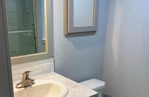 Sandpoint Hotel | New and modern tinyhome with lake views, 10 min drive to Lake Pend Oreille, wifi