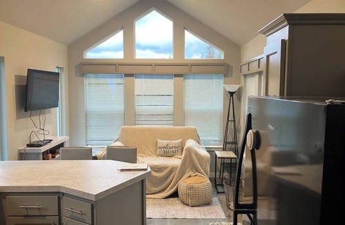 Sandpoint Apartment | New and modern tinyhome with lake views, 10 min drive to Lake Pend Oreille, wifi