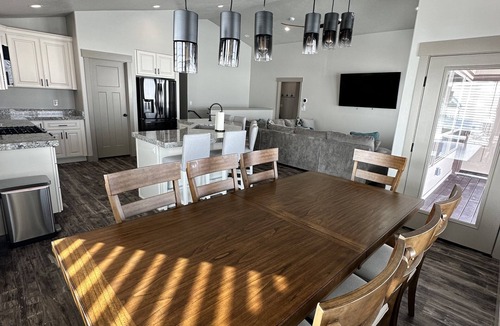 Sweetwater House | NEW Bear Lake home minutes from Garden City, GORGEOUS views, and Private Hot Tub