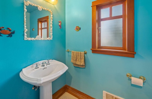 Bells Beach Cottage | NEW: Beautiful Bungalow on Warm Beach Puget Sound