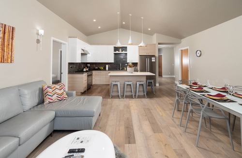Bend House | NEW BEND HOME ~ great for groups ~ resort pool ~ concert shuttle ~ W/D ~ 🐶