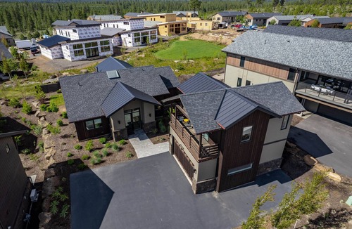 Bend House | NEW BEND HOME ~ great for groups ~ resort pool ~ concert shuttle ~ W/D ~ 🐶