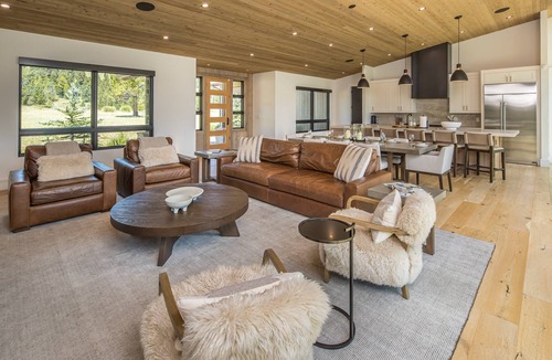 Big Sky House | New! Big Sky Luxury Cabin | Panoramic Views, Hot Tub, Chef's Kitchen & Private Guest Suite