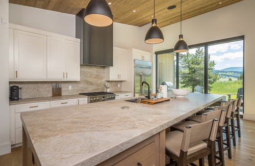 Big Sky House | New! Big Sky Luxury Cabin | Panoramic Views, Hot Tub, Chef's Kitchen & Private Guest Suite