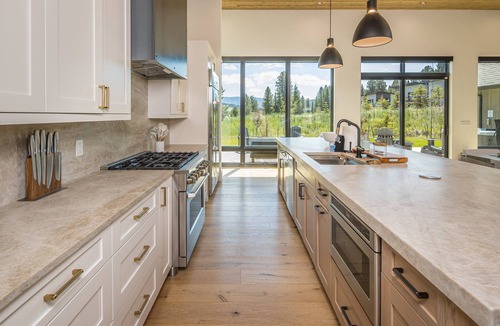 Big Sky House | New! Big Sky Luxury Cabin | Panoramic Views, Hot Tub, Chef's Kitchen & Private Guest Suite
