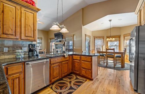 Fir Grove Estates House | New! Black Bear Inn - Pet friendly - trailer parking - walk to lake - rustic
