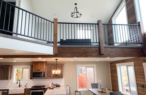 Harbor Village House | NEW Build Bear Lake Urban Mountain Retreat-Breathtaking Views & private Hot Tub