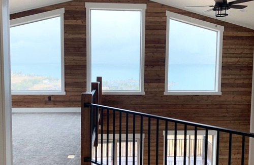 Harbor Village House | NEW Build Bear Lake Urban Mountain Retreat-Breathtaking Views & private Hot Tub
