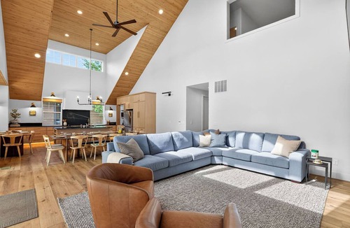 Tamarack House | New build, sleep 16, hot tub, AC, pickleball