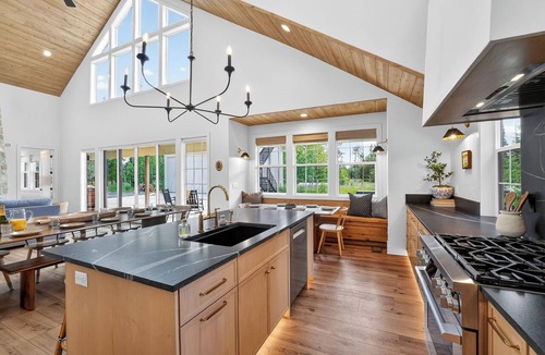 Tamarack House | New build, sleep 16, hot tub, AC, pickleball