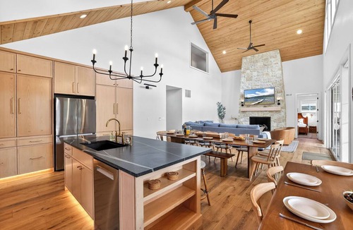 Tamarack House | New build, sleep 16, hot tub, AC, pickleball