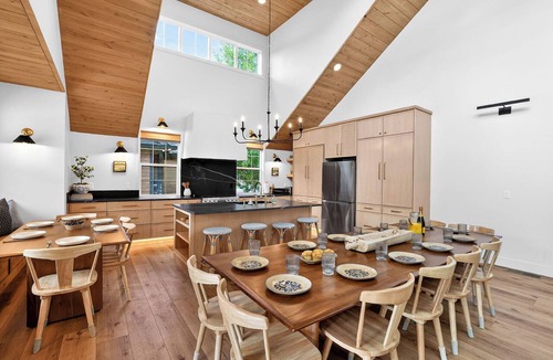 Tamarack House | New build, sleep 16, hot tub, AC, pickleball