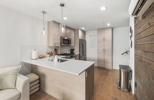 Whittier Heights House | [NEW] Central Ballard Retreat 3BR 2.5BA Fits 8 People with AC 1 King 3 Queen Bed