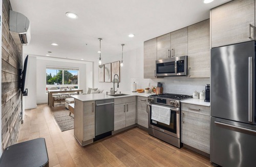 Whittier Heights House | [NEW] Central Ballard Retreat 3BR 2.5BA Fits 8 People with AC 1 King 3 Queen Bed