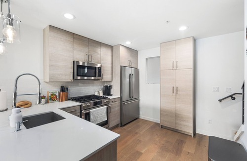 Whittier Heights House | [NEW] Central Ballard Retreat 3BR 2.5BA Fits 8 People with AC 1 King 3 Queen Bed