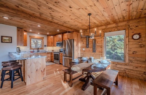 Island Park Cabin | NEW Cozy cabin on Henrys Lake, just 20 miles from YNP