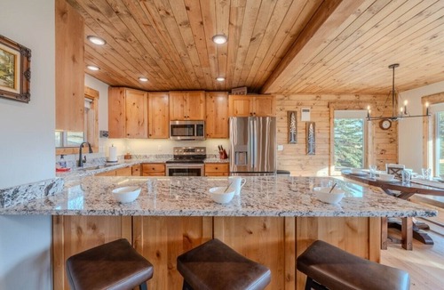 Island Park Cabin | NEW Cozy cabin on Henrys Lake, just 20 miles from YNP