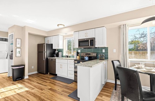 Roseville Apartment | New Cozy Lower Flat in Roseville
