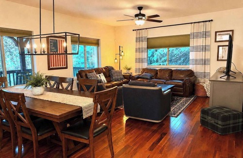 McCall House | NEW Downtown ,Davis Avenue Luxury Lodge, Sleeps 20