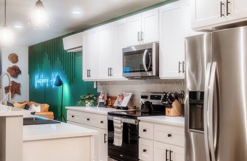 Forks House | NEW - Downtown Forks, Hot Tub, Fire Pit, EV, Games