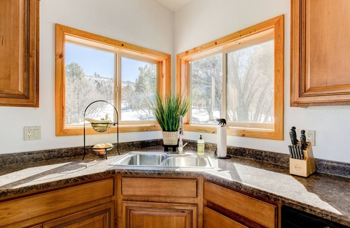 Mammoth Creek Cabin | NEW Duck Creek ⛰ Escape w/View+AC! ~30 mi. Bryce/Zion