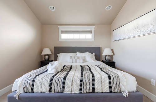 Eastlake House | NEW! Eastlake 3 br | fast wifi and views!| Sophari