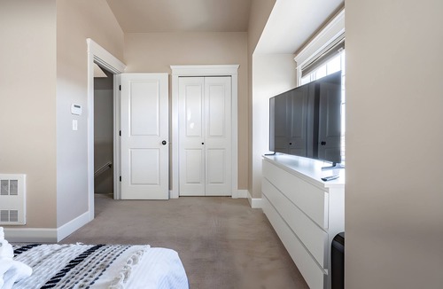 Eastlake House | NEW! Eastlake 3 br | fast wifi and views!| Sophari