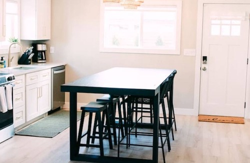 Chelan House | NEW! | Fully renovated! Fenced Bckyrd | Dog Frndly
