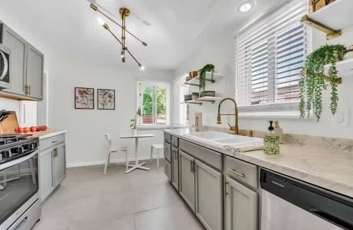 Anchorville House | NEW! Grosse Pointe/Detroit 3BR | Sleeps 8 | Yard