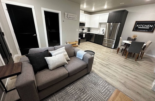 Lincoln Apartment | New Guest Suite 2br/1bth in DT Vancouver - pet friendly