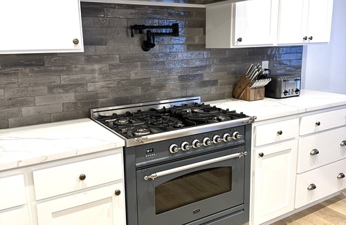 Park City House | New Heber home near Park City. 7brm/5.5ba with hot tub, pickleball, sleeps 18.