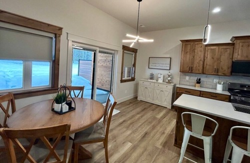 Island Park House | New, hotTub, kid'sToys, AC, EV Charger, close2YNP!