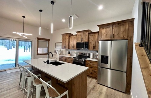Island Park House | New, hotTub, kid'sToys, AC, EV Charger, close2YNP!