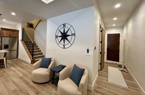 Island Park House | New, hotTub, kid'sToys, AC, EV Charger, close2YNP!