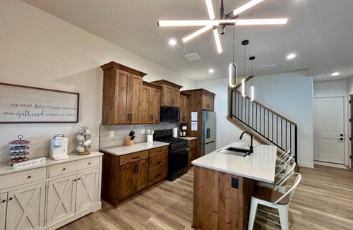 Island Park House | New, hotTub, kid'sToys, AC, EV Charger, close2YNP!