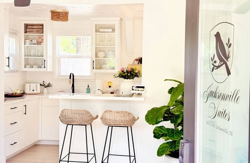 Jacksonville House | NEW Jacksonville Suites - A Pristine Bright 1950s Gem in the of Heart of J-Ville