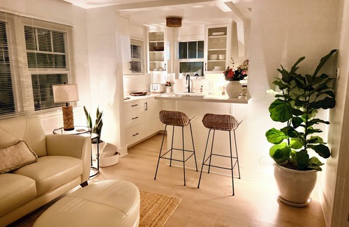 Jacksonville House | NEW Jacksonville Suites - A Pristine Bright 1950s Gem in the of Heart of J-Ville