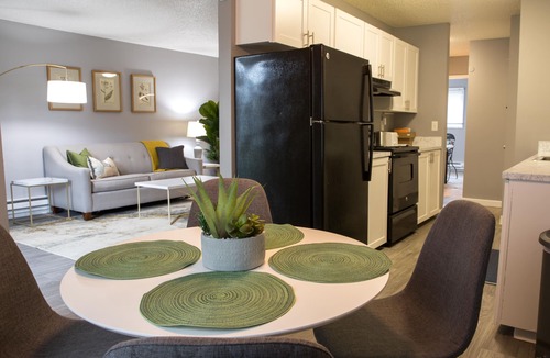 Beaverton Apartment | NEW! King Bed, 600mbps +4K TVs in the Garden Apt