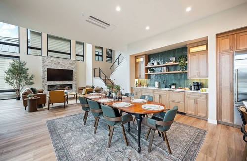 Chelan House | *NEW Lakefront Luxury | Rooftop Deck, Views, Dock, Hot Tub & Spa Amenities