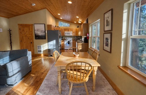 Leavenworth Cabin | New Listing! River Song Cabin-Wenatchee River, ROKU, Propane Firepit, Dogs OK