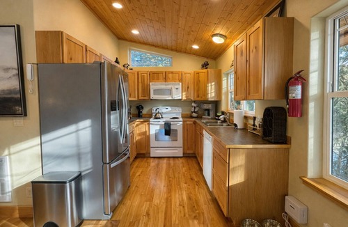 Leavenworth Cabin | New Listing! River Song Cabin-Wenatchee River, ROKU, Propane Firepit, Dogs OK